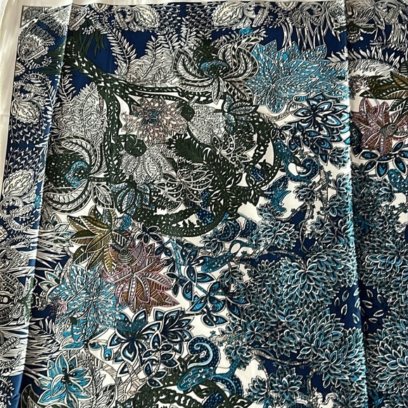 R-2237- Women's Scarf Blue Green Cream Colors NWT - Picture 5 of 8